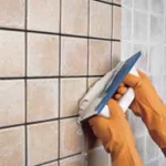 kerapoxy mapei rejuntado epoxi con llana de goma en azulejo